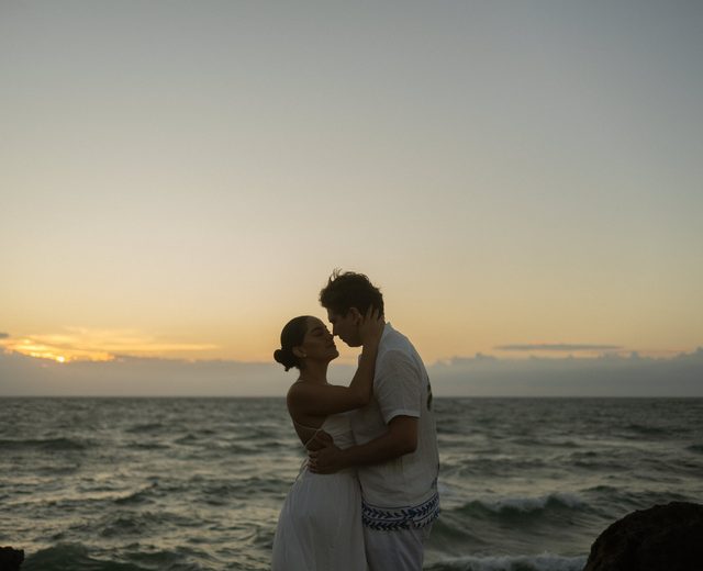 Pareja en la playa al atardecer